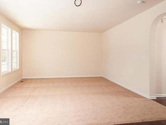 4th image of 7 Broomfield Dr