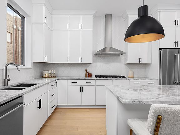 3rd image of 506 Riverfront Ln