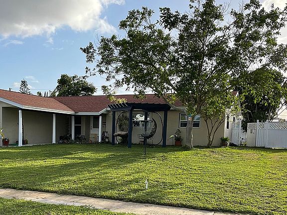 Front yard with pergola 