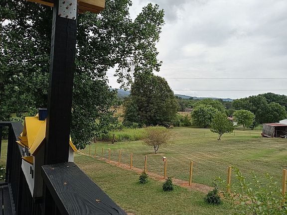3rd image of 140 Fox Run Dr