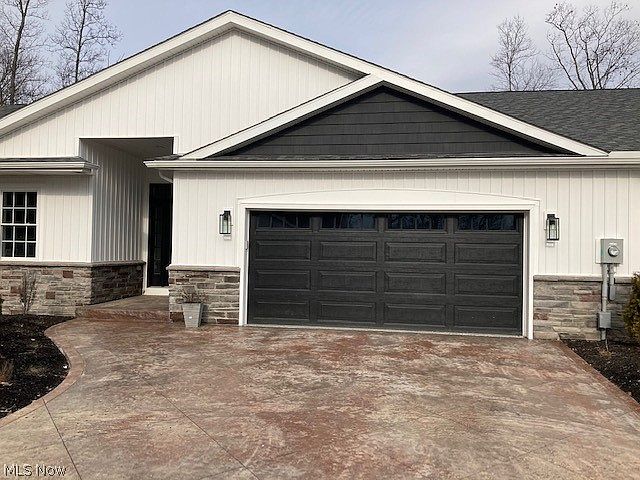 1st image of 987 Pin Oaks Dr
