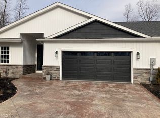 987 Pin Oaks Dr, Broadview Heights, OH 44147