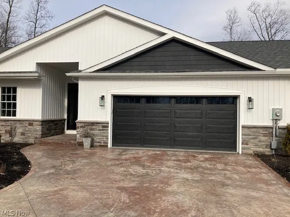 987 Pin Oaks Dr, Broadview Heights, OH 44147