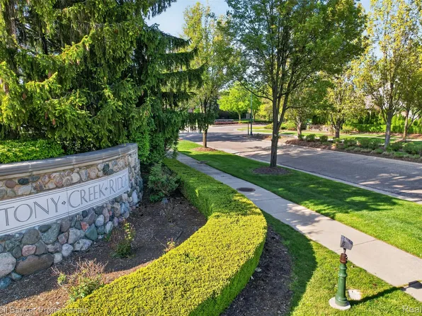 1357 Kentfield Dr, Rochester, MI 48307