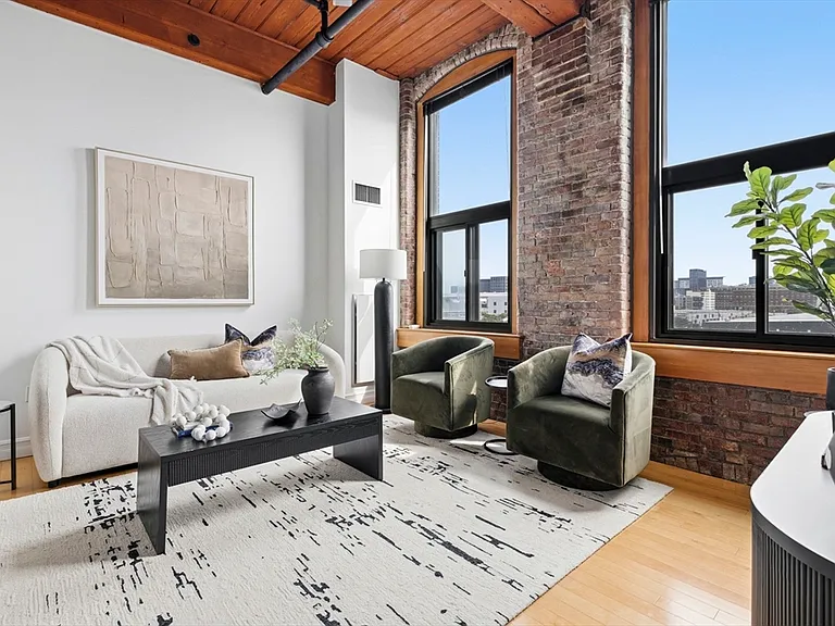 320 W 2nd St #412 — Photo 3