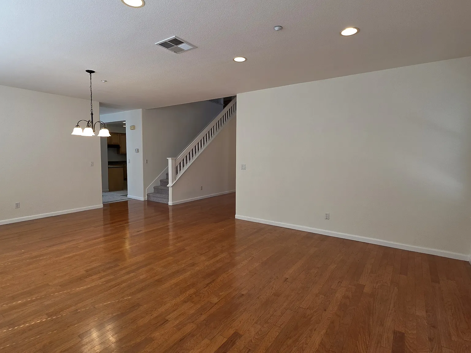 5 bed, 3293 sqft, $3,990 — Photo 4