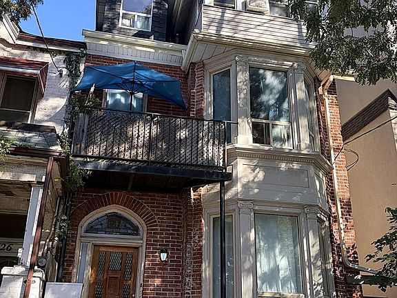 2nd image of 124 Baldwin St