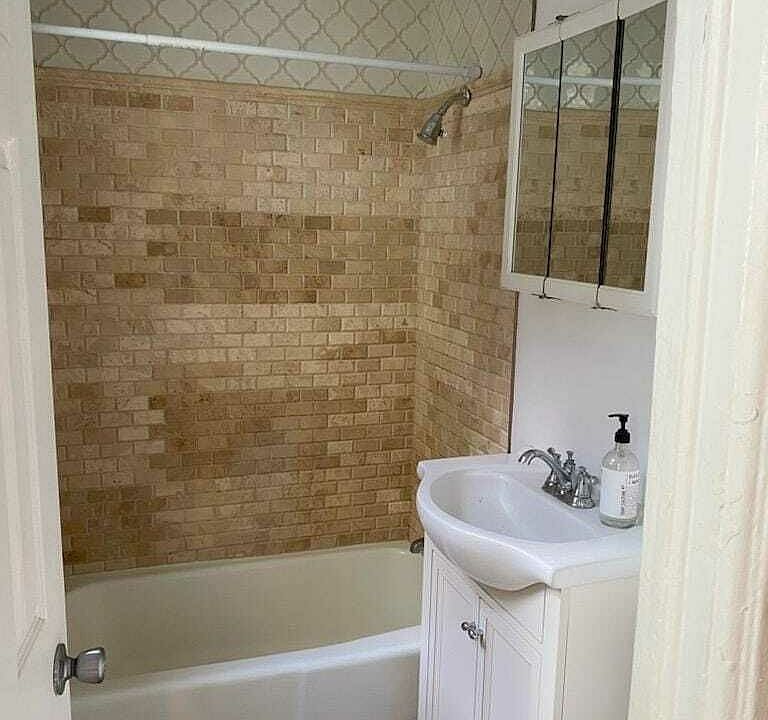 2nd image of 1871 Grove St Floor 1