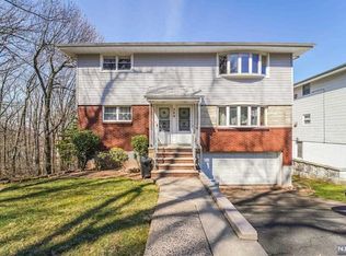 389 Dwight Pl, Ridgefield, NJ 07657