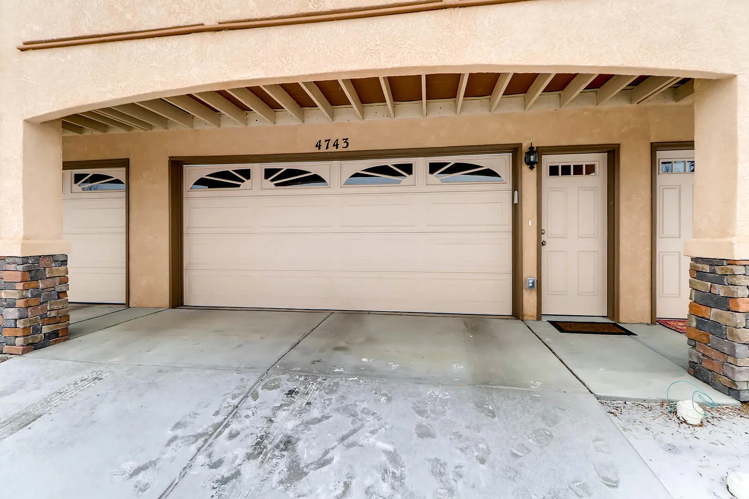 Beautiful 3 bedroom townhouse in gated community available! — Photo 2