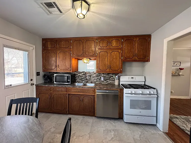 1310 W Hudson Dr — Photo 3