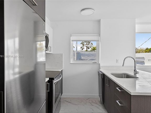3rd image of 1552 Euclid Ave APT 8