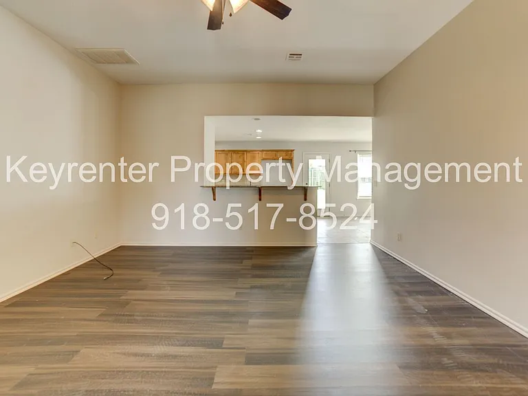 1911 W Canton Pl — Photo 8