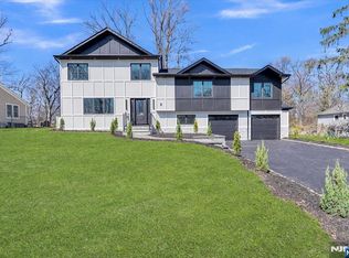 6 Clinton Pl, Woodcliff Lake, NJ 07677