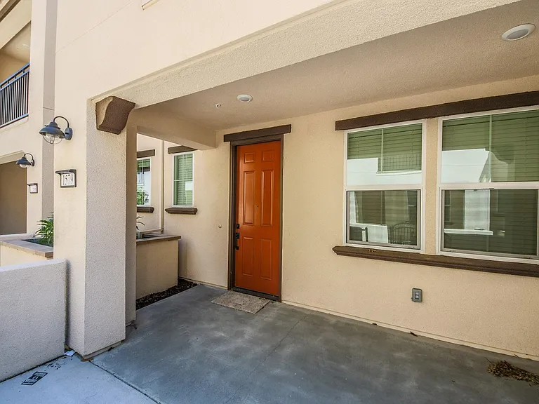 1579 Pratt Pl — Photo 5