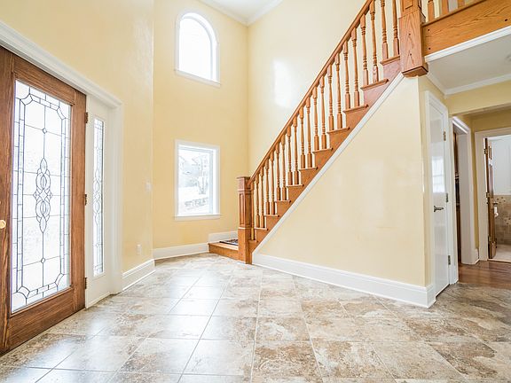3rd image of 11 Colonial Dr