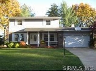 5205 Dover Dr, Godfrey, IL 62035
