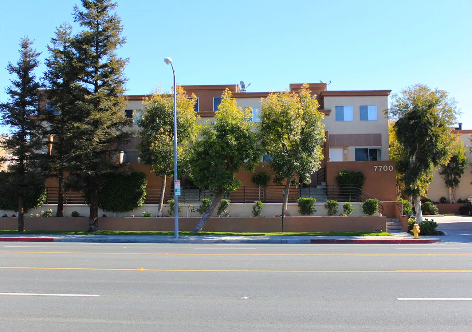Topanga Townhomes — Photo 3