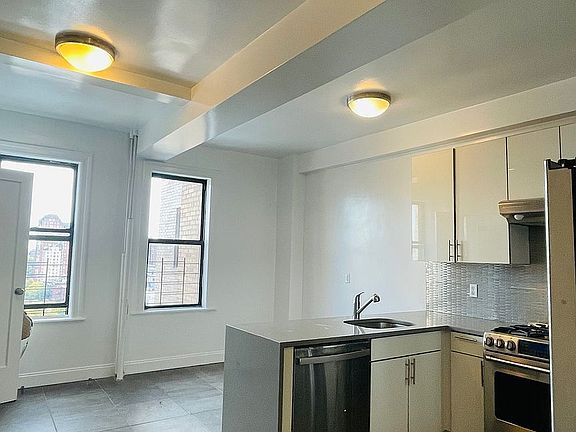 3rd image of 207 W 106th St APT 15D