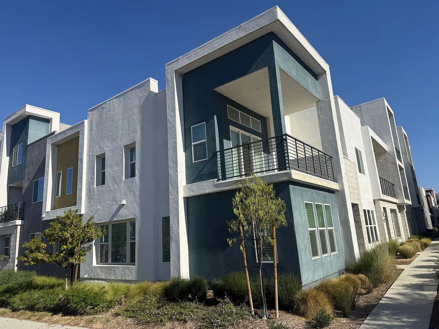 Beautiful 4-Bedroom Home in Valencia's Five Points! — Photo 2
