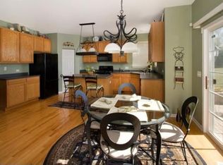 27 Glenbrook Cir, Gilberts, IL 60136