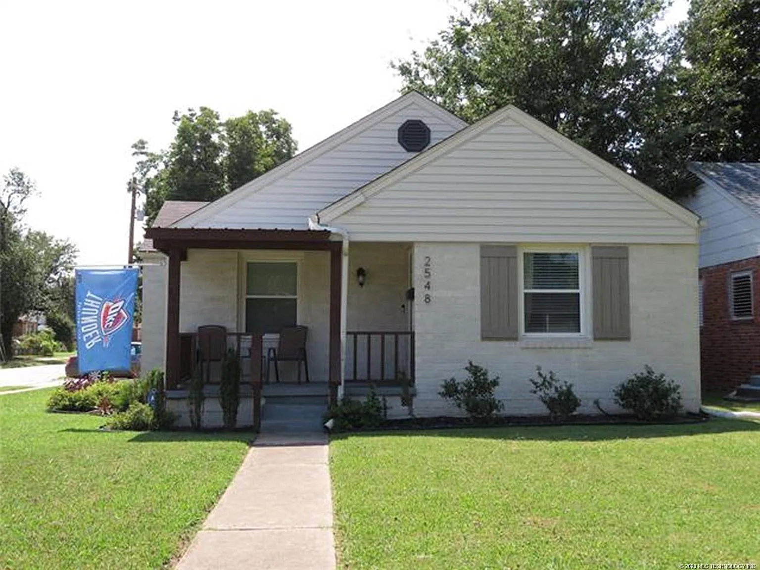 2548 E 3rd St — Photo 2