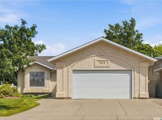 743 Pezer Ct, Saskatoon, SK S7S1J8