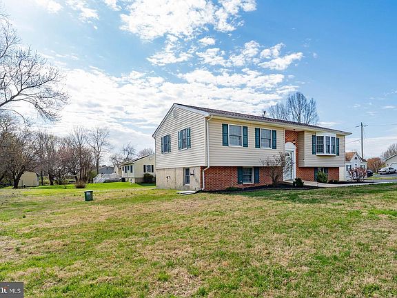 3rd image of 7 Weed Ln