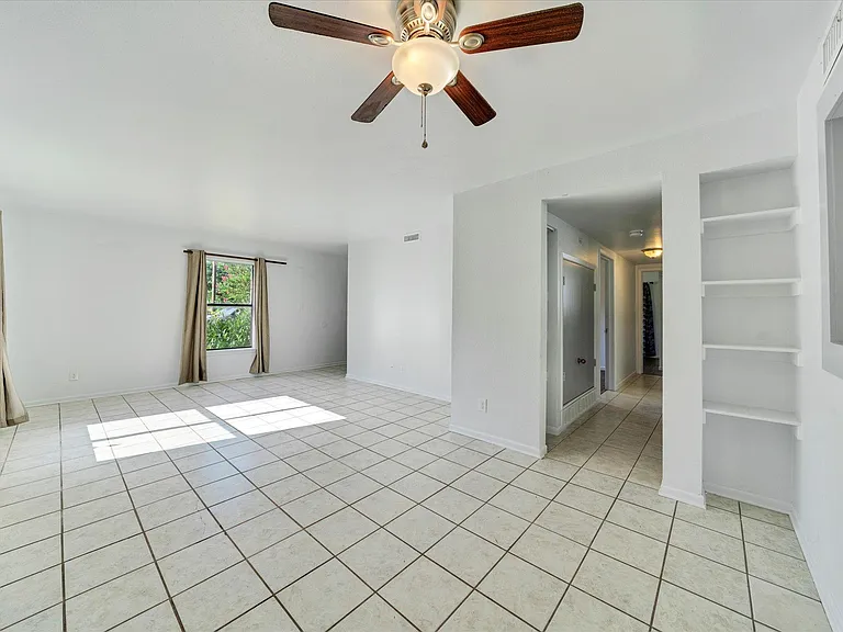 1129 W San Antonio St — Photo 6