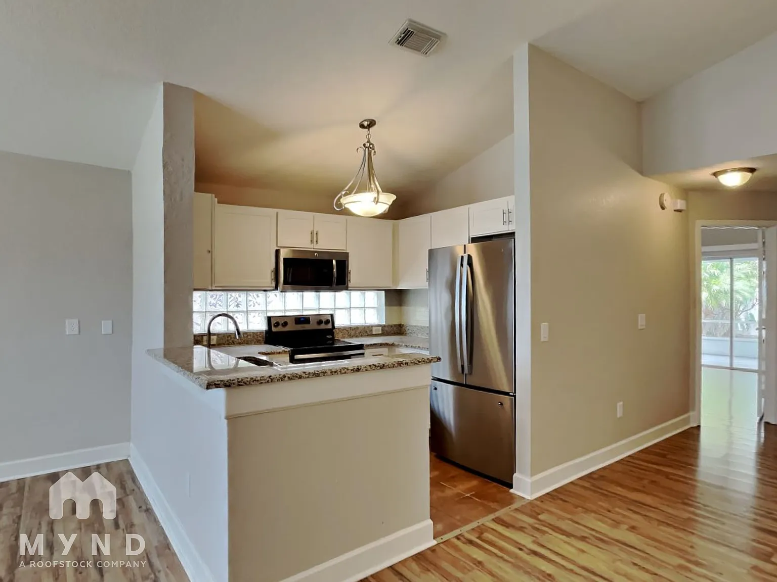 3 bed, 2.0 bath, 1114 sqft, $2,270 — Photo 4