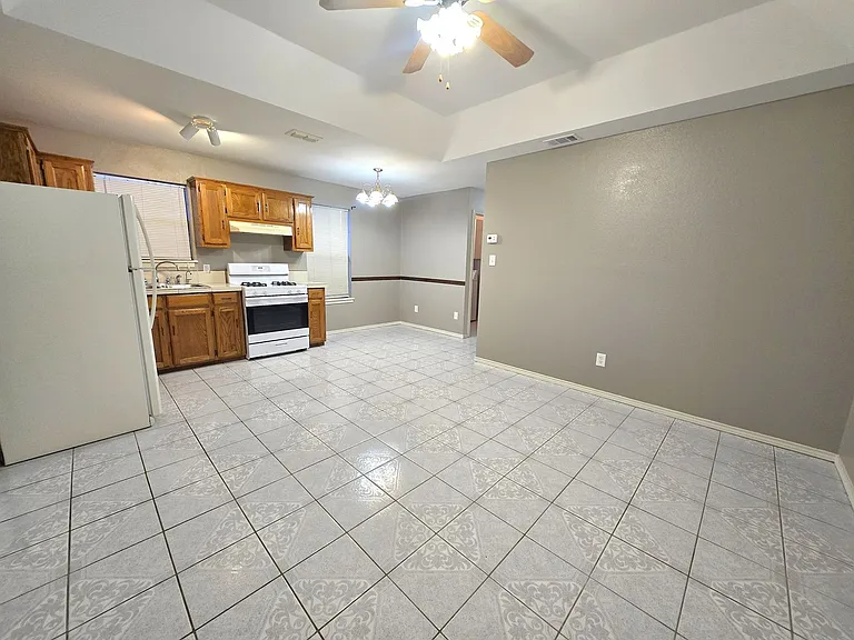 914 W Pierce Ave — Photo 2