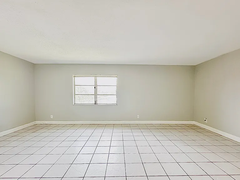 1007 W Prospect Rd — Photo 35