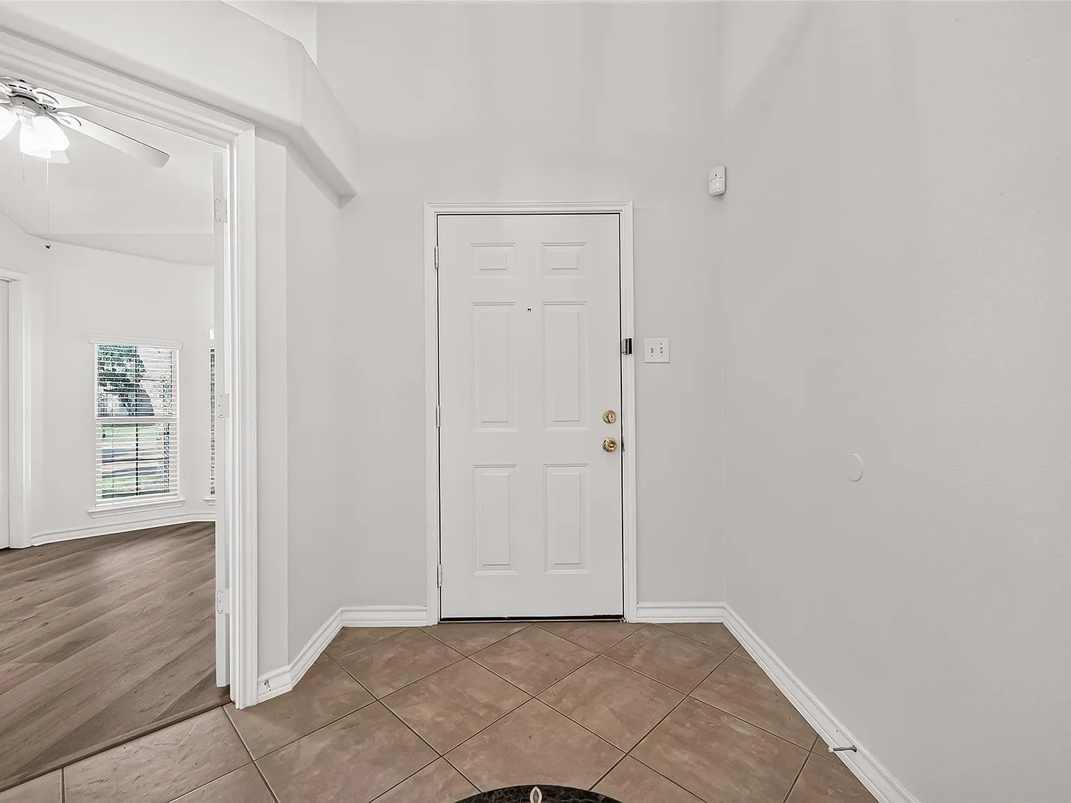3 bed, 2.0 bath, 2215 sqft, $2,150 — Photo 3