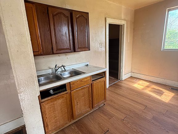 3rd image of 347 N Stone St