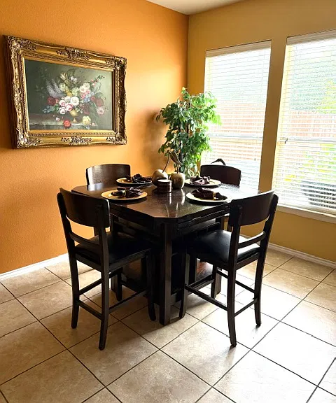 Kitchen Dinette w/expandable leaf's to sit up to 6ppl.