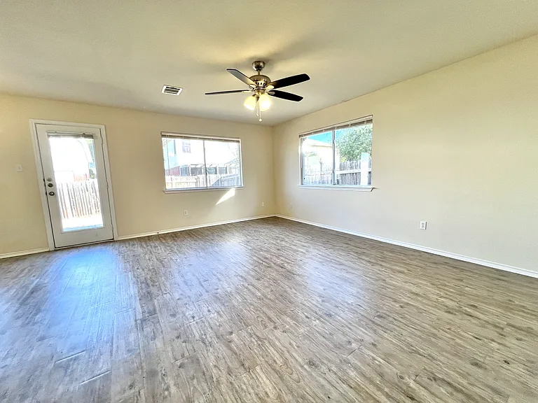 1505 Merrell Cv — Photo 6
