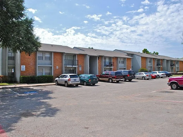 South Crest Apartments: All Bills Paid -Dazzling Dallas Apartments in Quiet Area! — Photo 47