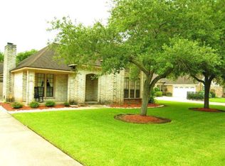 316 Raintree Ln, Lake Jackson, TX 77566