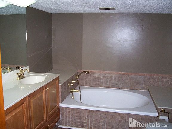 4th image of 28 Chaparral Ln