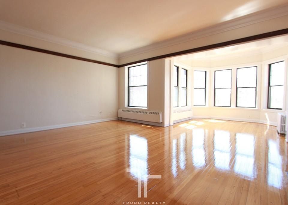 1st image of 3935 N Pine Grove Ave #16693