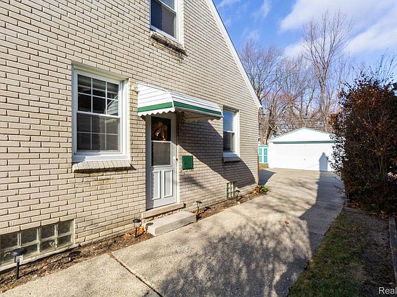 2nd image of 20927 Hawthorne St