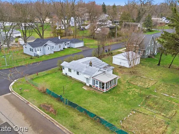 18318 Deering St, Livonia, MI 48152