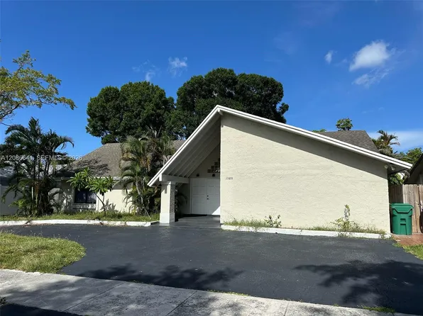 20605 NE 9th Ct, Miami, FL 33179