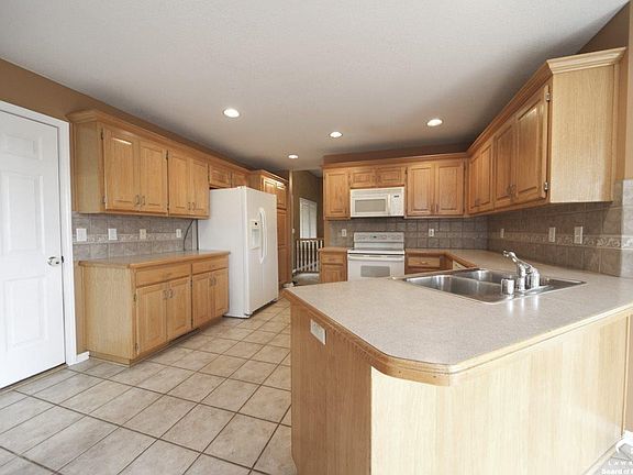 704 N Eagle Pass Dr Lawrence, KS listing photo #4