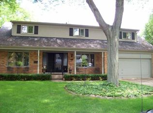 500 Saddle Ln, Grosse Pointe Woods, MI 48236