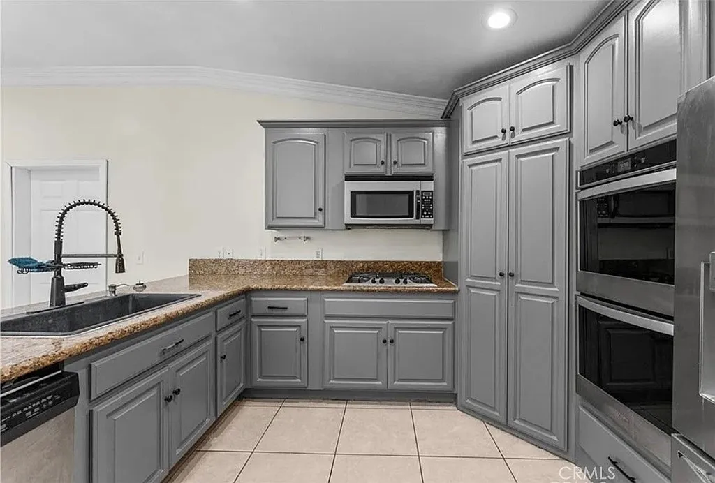 4 bed, 2.5 bath, 2260 sqft, $2,900 — Photo 4