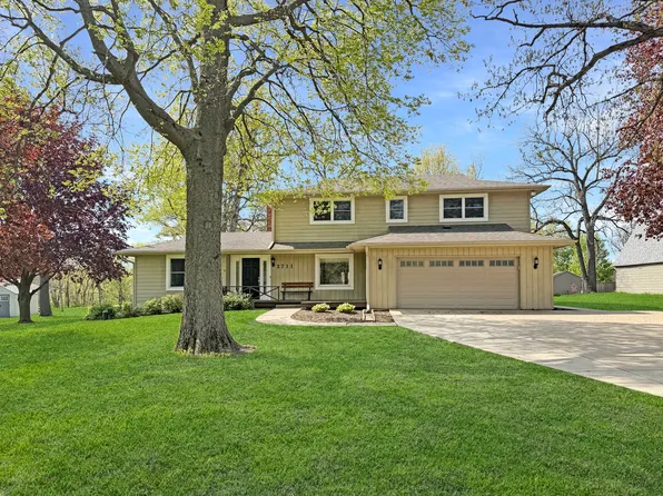 2711 Royal Oaks Dr, Freeport, IL 61032