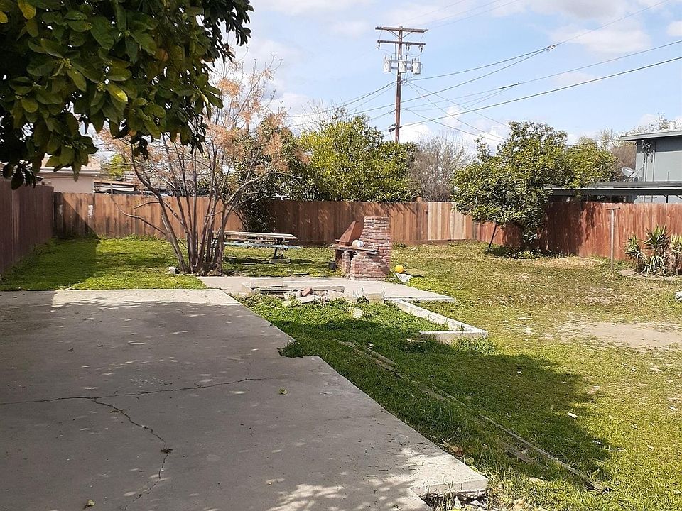 1st image of 209 N Strawberry St