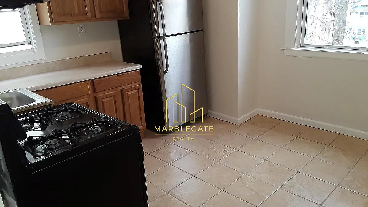 3 bed, 1050 sqft, $2,195 — Photo 2