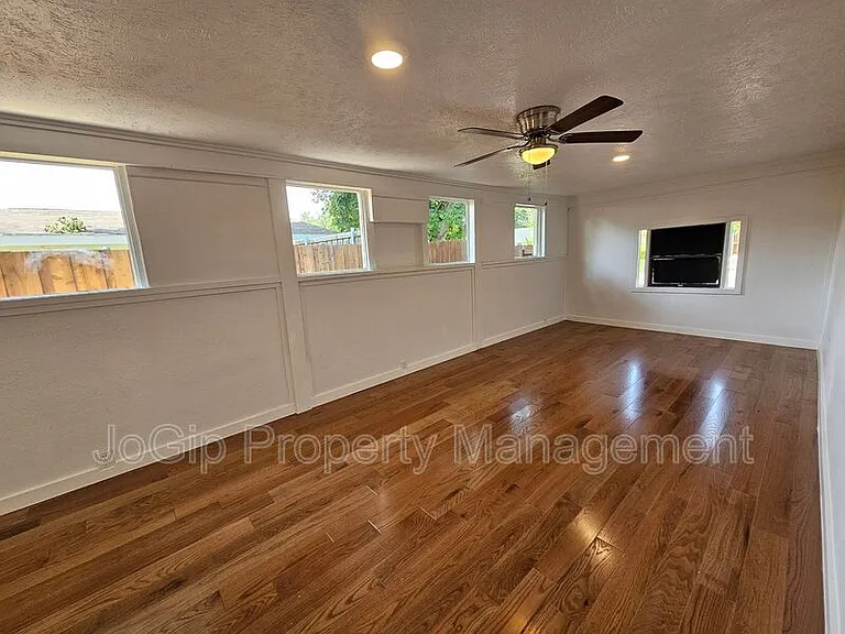 2402 Housley Dr — Photo 11